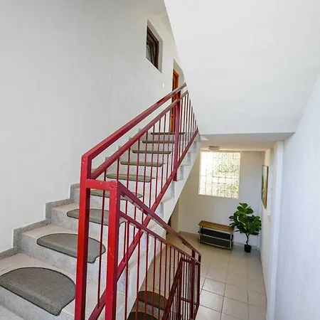 Calm And Stylish With Balcony 罗维尼