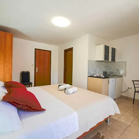 Calm And Stylish With Balcony Rovinj